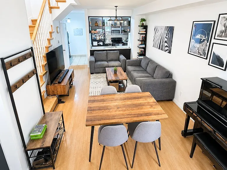 290 Village Green Sq #Townhouse 25 — Photo 2