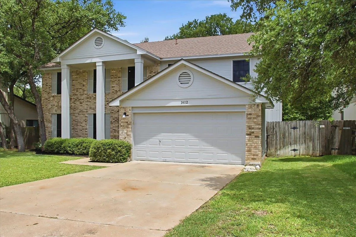 4 bed, 2.5 bath, 2294 sqft, $2,900 — Photo 1