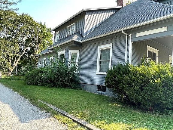 4th image of 217 E Blackburn St