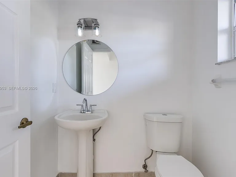 1540 N Trafalgar Cir — Photo 5