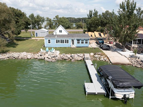 2nd image of 114 N Lake Dr