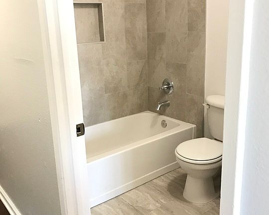 4th image of 624 E 88th Pl