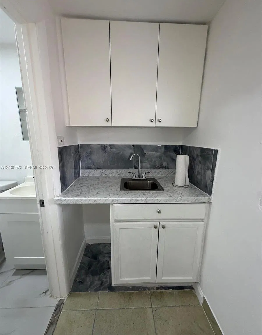10430 NW 35th Pl — Photo 2