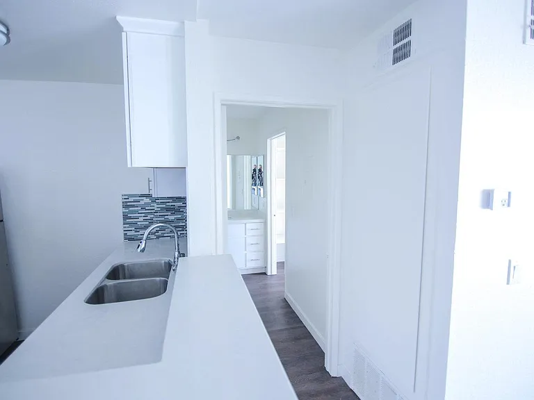 Marathon Apartments — Photo 10