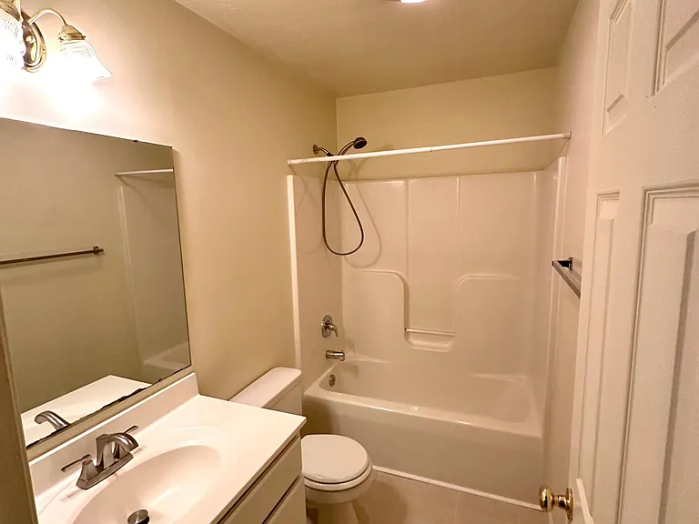 1290 Wanda Dr - Bedrm 1 En Suite Bath