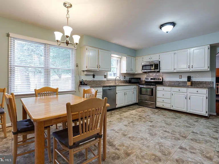 8019 Daffodil Ct — Photo 13