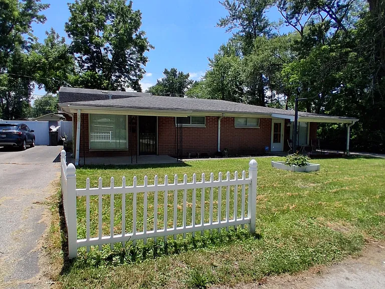 2431 Wade St — Photo 1