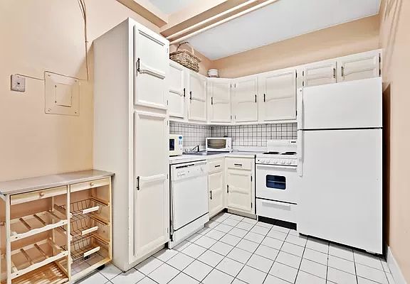 3rd image of 15 W 81st St APT 1F