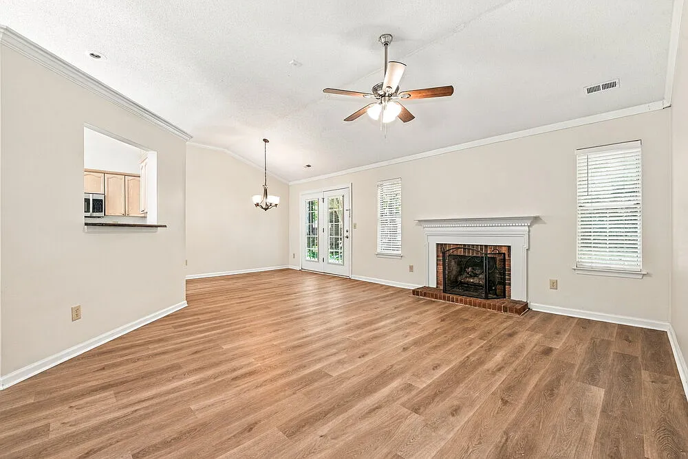 3 bed, 2.0 bath, 1407 sqft, $1,980 — Photo 4