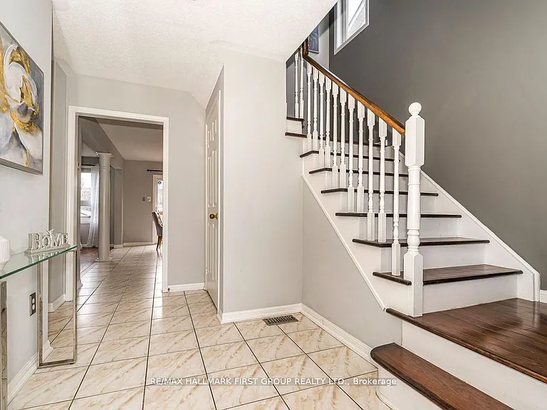 1636 Sarasota Cres — Photo 3