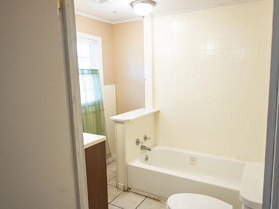 14th image of 901 Palm St.