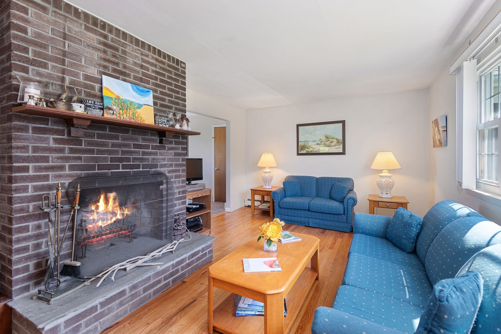  Living with fireplace