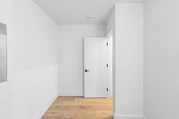 Building, photo 1