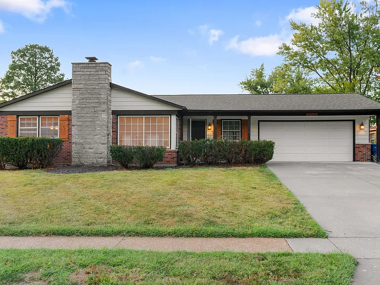 1555 Zurich Dr — Photo 2