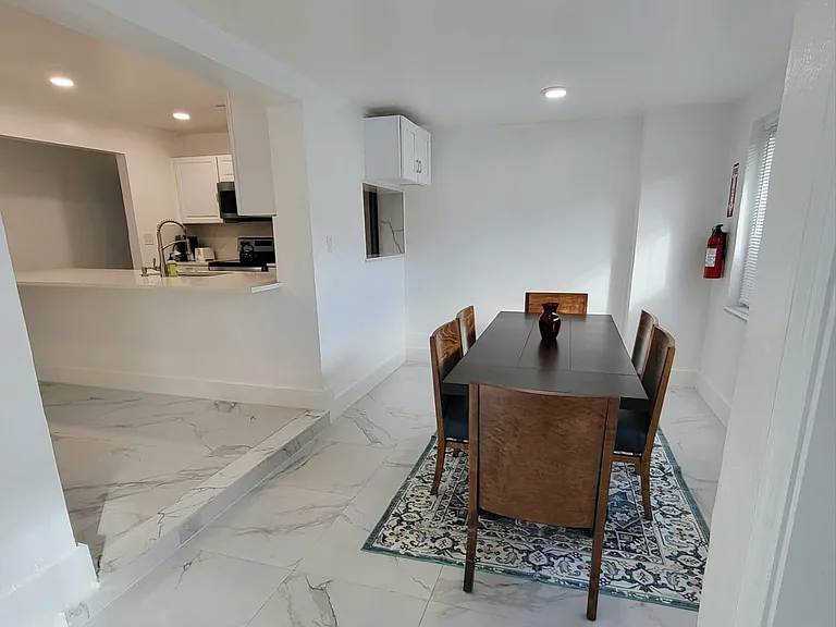 900 SW 31st St — Photo 26