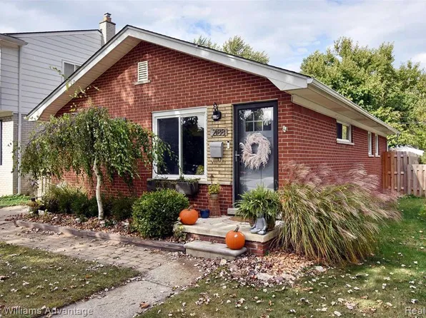 2188 Hollywood Ave, Grosse Pointe Woods, MI 48236