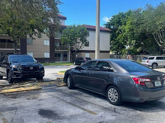2 PARKING SPACE CLOSE TO BUILDING