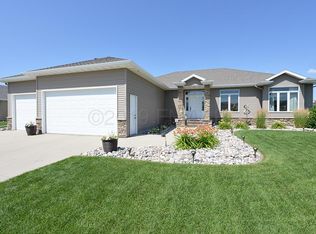 5517 Farmstead Ct S, Fargo, ND 58104
