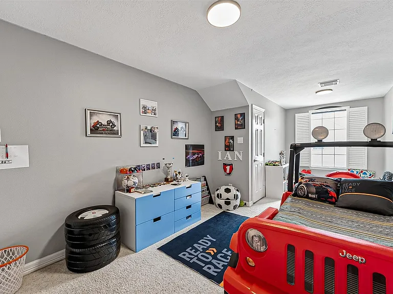 1015 Enclave Sq S — Photo 26