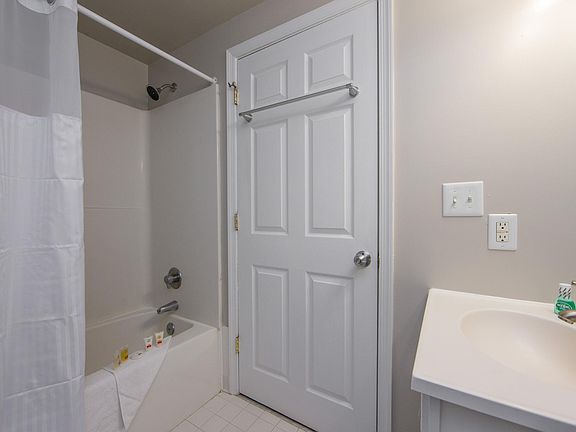 2nd image of 711 W Broad St #202