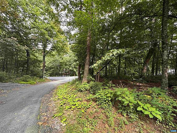 4th image of 11 Fairway Oaks Ln