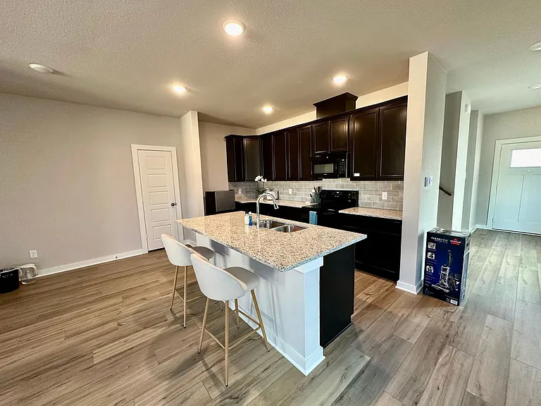 1021 Elise Ave — Photo 10