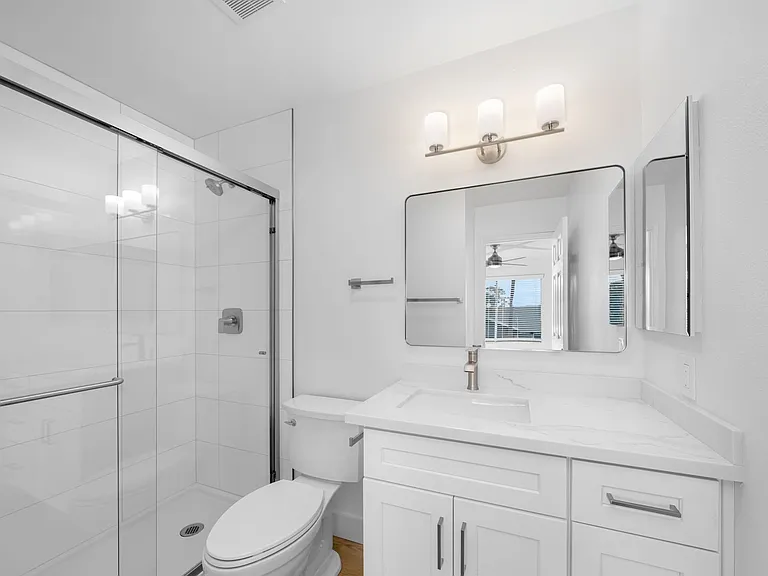 Modern University Crest Apartments 1 Month Free — Photo 36