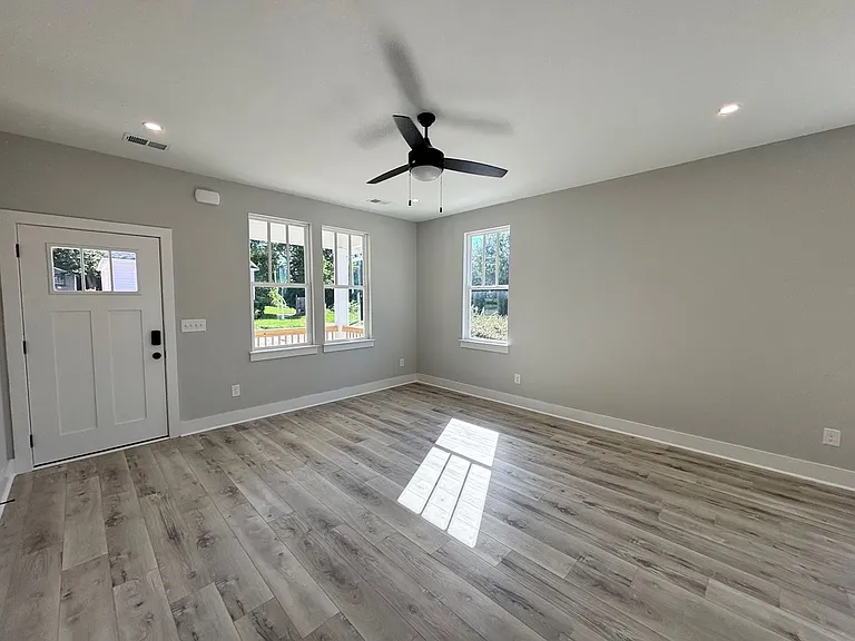 2703 Clark St Front Duplex — Photo 15