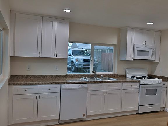 4th image of 2216 Vine St #B