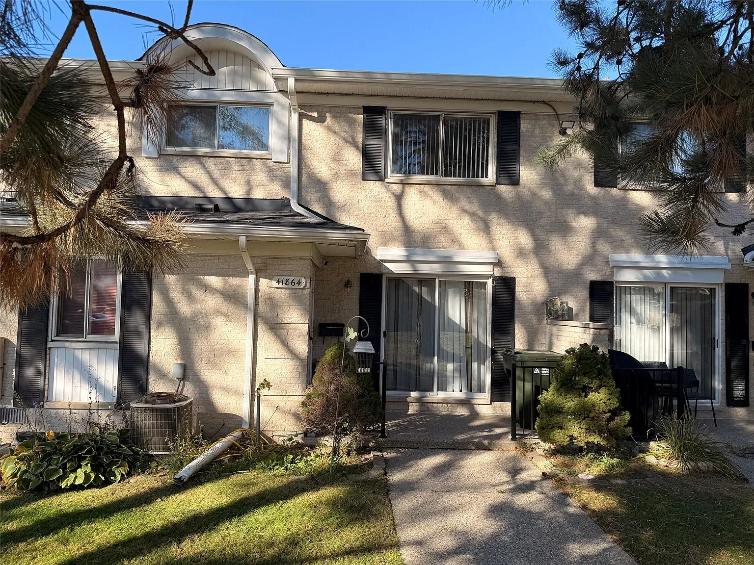 2 bed, 1.5 bath, 1200 sqft, $1,600 — Photo 2