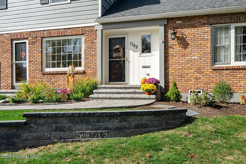 2nd image of 1349 Rosehill Boulevard