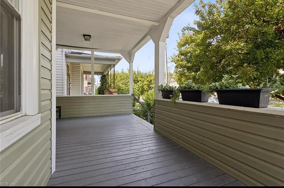 2 bed, 1.0 bath, 1275 sqft, $1,600 — Photo 2
