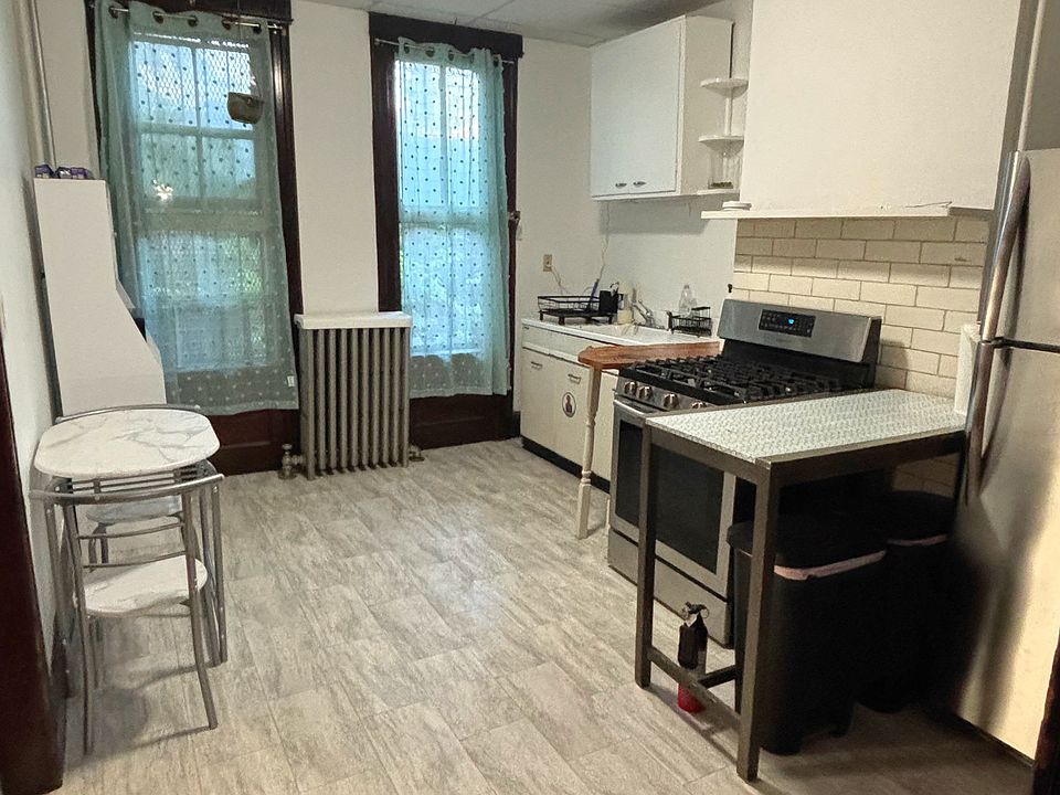 2nd image of 110 Manhattan Ave
