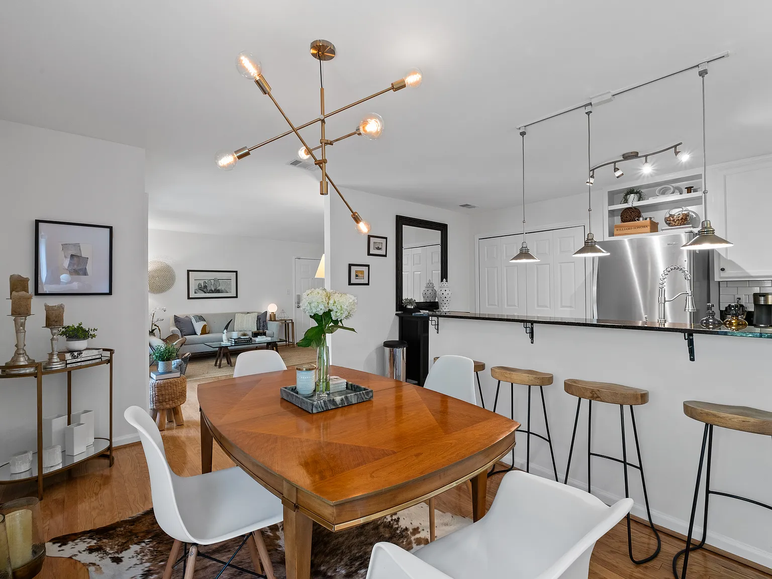 2 bed, 1060 sqft, $2,650 — Photo 3