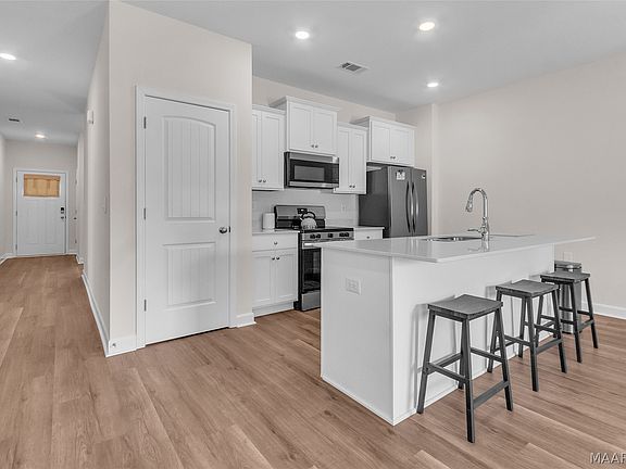 5th image of 1014 Kelly Way