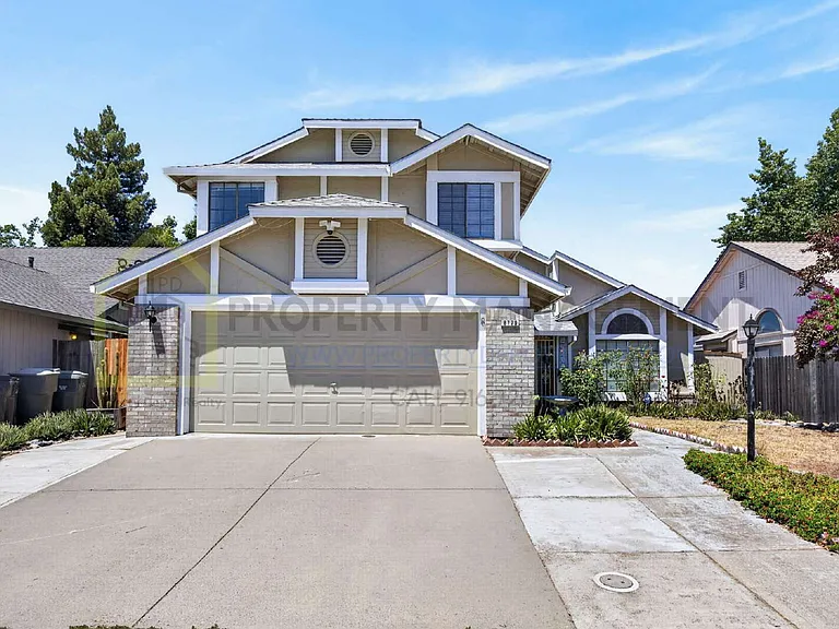 8779 Brittany Park Dr — Photo 1