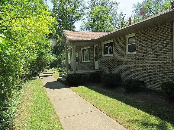 2nd image of 925 Chestnut Ln