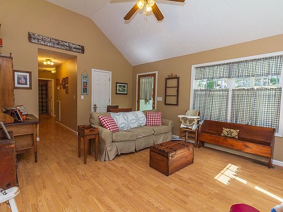 3rd image of 134 Oakwood Dr