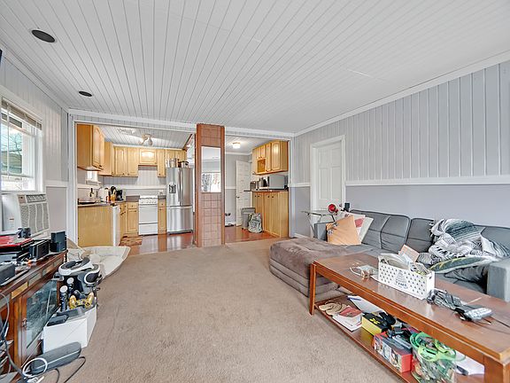 5th image of 10224 Russell St