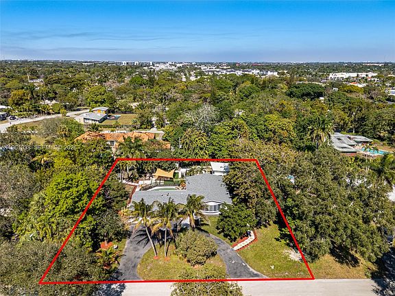 5th image of 4121 SW 3rd St