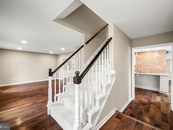 3rd image of 429 Saint Anns Cir