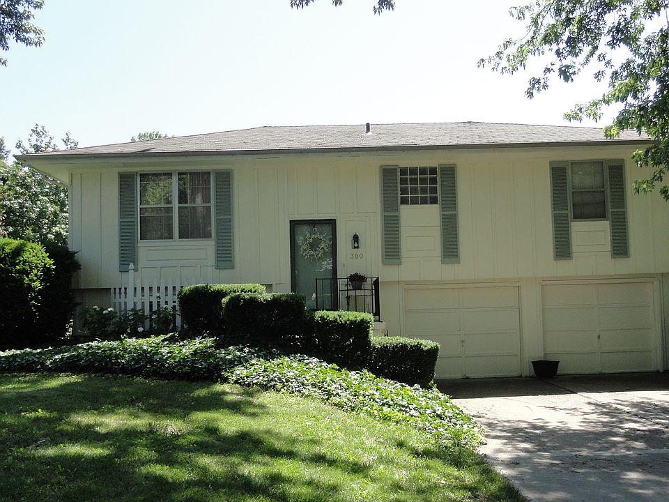 1st image of 300 NE Summit Dr