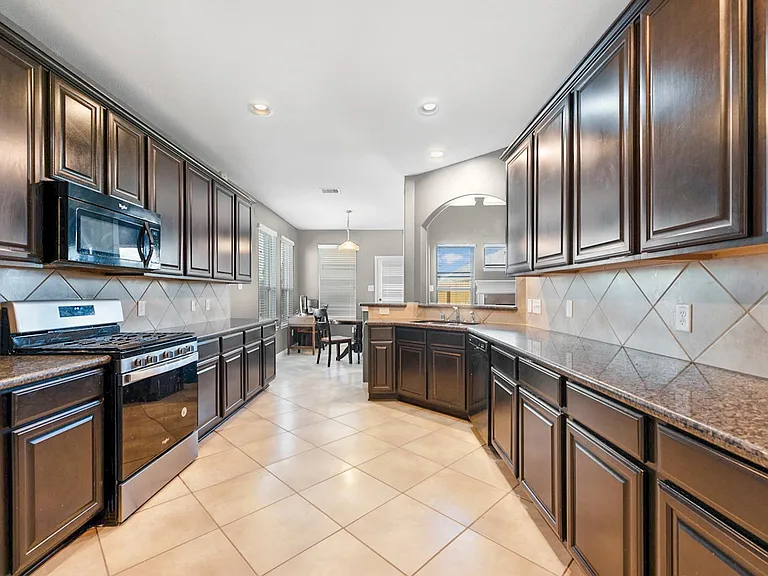 1302 S Maple Dr — Photo 11