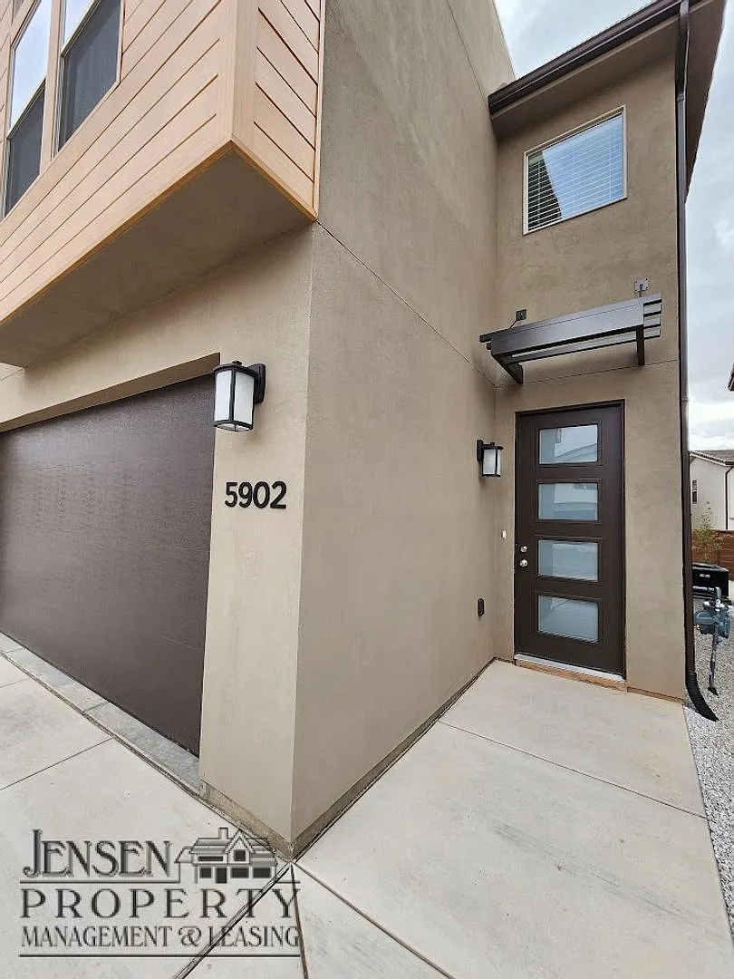 Newer Town Home — Photo 2