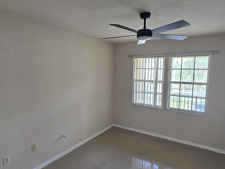 2505 Belmont Ln — Photo 7