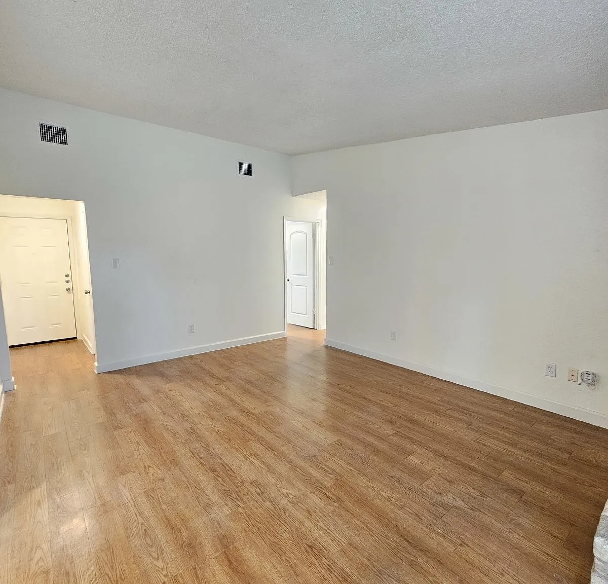 4 bed, 2.0 bath, 1202 sqft, $2,045 — Photo 4
