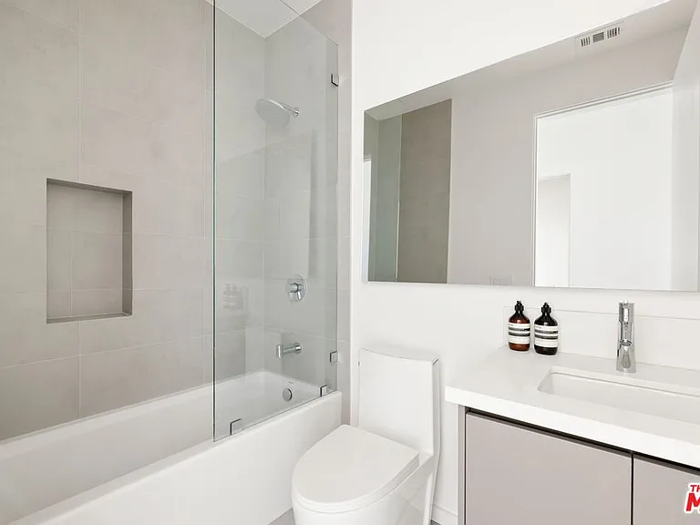 1227 N Formosa Ave #4 — Photo 6