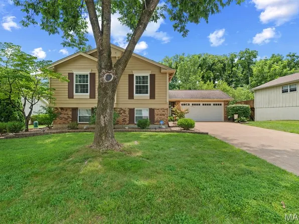 61 Crescent Hills Dr, Saint Peters, MO 63376
