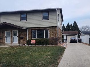 1555 Dover Dr, Waukesha, WI 53186