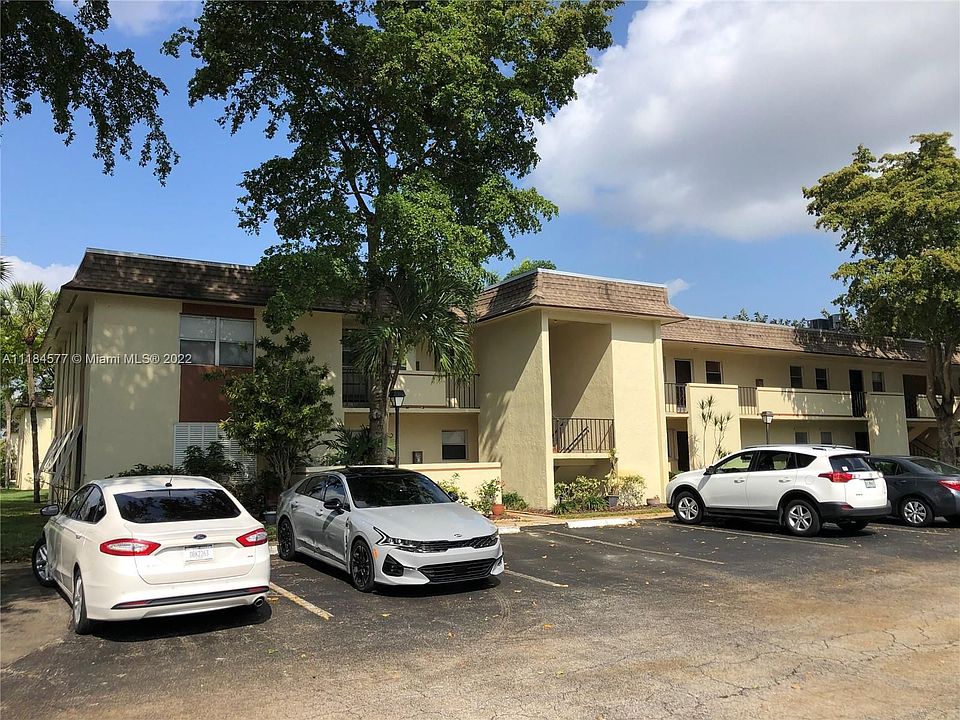 1st image of 5525 Lakewood Cir N APT 222